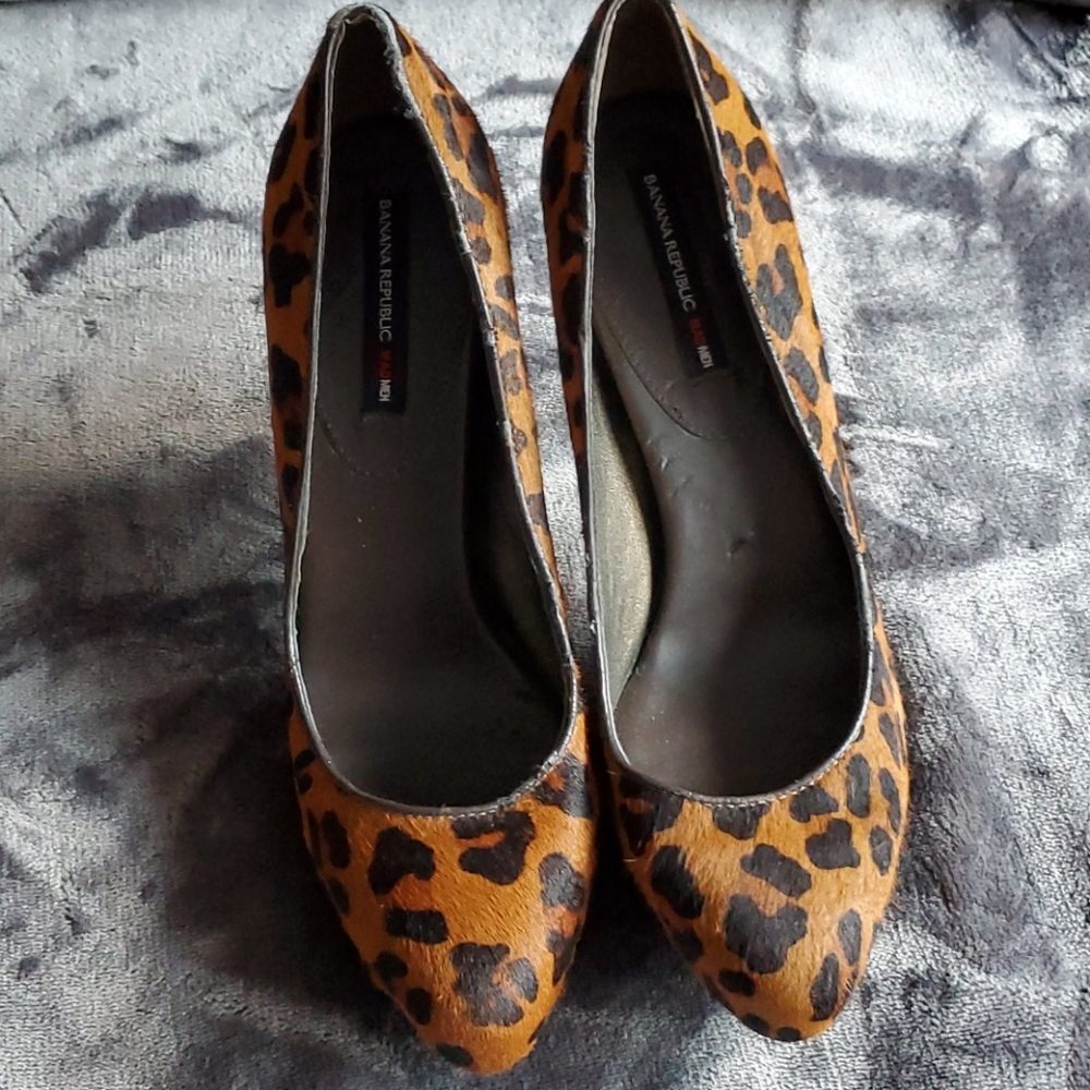 Banana republic Cow half pumps